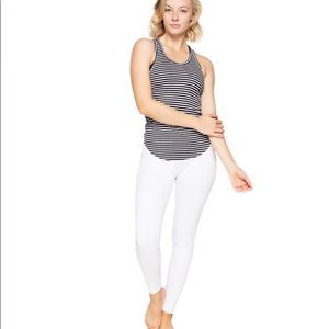 Strut this leggings (white) checkered texture!